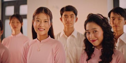 Thiên Ân vào vai Ân bất ngờ bị kéo trở lại quá khứ bởi những bức thư tình chưa từng trao tay ngay trước một quyết định quan trọng của cuộc đời. Cô bắt đầu hành trình tìm lại mối tình đầu tên Thiên. - Ảnh: NSX