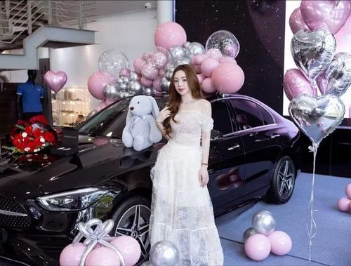 Ở tuổi 30, cô đã tự mua xế hộp riêng, vừa thành công trong công việc nghệ thuật. Theo giới thạo xe thì Mercedes-Benz của Quỳnh Kool có giá khoảng 2 tỷ đồng