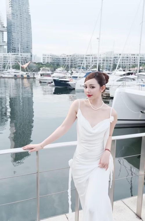 Bên cạnh đó, mỹ nhân sinh năm 1995 cũng sở hữu bộ sưu tập hàng hiệu khiến nhiều người phải ao ước. Dễ thấy, từ túi xách, giày dép cho đến trang phục thường ngày, Quỳnh Kool đều chuộng các thương hiệu đắt đỏ. Cô còn rất tinh tế trong cách phối đồ, vừa khoe được vóc dáng mảnh mai, vừa giữ được nét dịu dàng đúng chất nữ chính màn ảnh