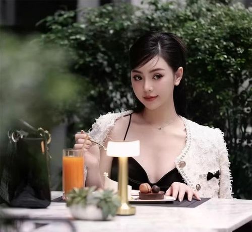 Không ồn ào khoe mẽ, thế nhưng Quỳnh Kool lại là một trong những diễn viên trẻ đắt show nhất hiện nay khi liên tục xuất hiện ở khung giờ vàng "vũ trụ VFC". Với mỗi vai diễn truyền hình kéo dài hàng chục tập, cát-xê của cô được cho là không hề thấp, chưa kể những hợp đồng quảng cáo, dự án cá nhân... Gần đây, cô còn lấn sân kinh doanh và thường xuyên đảm nhận vai trò KOL, hợp tác nhiều nhãn hàng