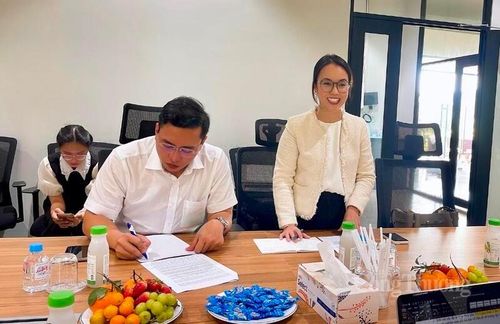 Bà Nguyễn Ngọc Nhất Hạnh, Giám đốc Phát triển dự án Công ty Cổ phần Cơ điện Lạnh (REE Corporation) phát biểu tại buổi làm việc.
