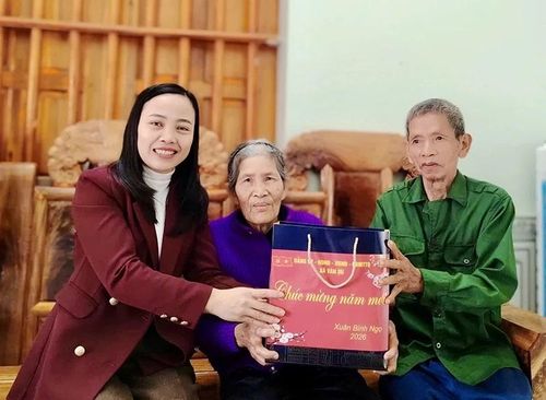 Lãnh đạo xã Vân Du thăm, tặng quà các gia đình chính sách trên địa bàn nhân dịp Tết Nguyên đán Bính Ngọ 2026.