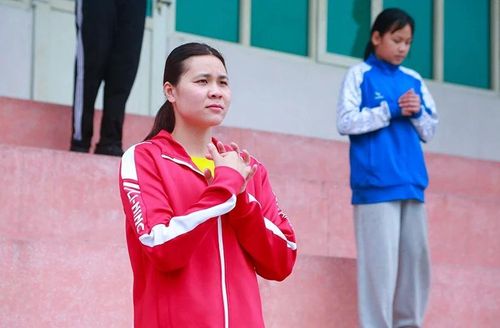 Hoàng Thị Trang khởi động trước khi bắt đầu tập luyện.