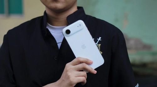 iPhone Air cũ gây ấn tượng với thân máy siêu mỏng
