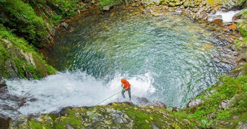 Tour thám hiểm thác Đỗ Quyên ở Vườn quốc gia Bạch Mã.