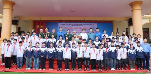  Ban tổ chức chụp ảnh lưu niệm cùng lãnh đạo và học sinh nhà trường. 