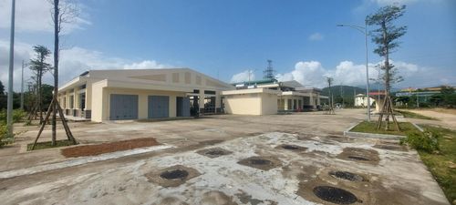 Chợ Hòa Hiệp Bắc được đầu tư xây dựng khang trang với hàng trăm gian ki-ốt, khu buôn bán rộng rãi, sạch sẽ cùng hệ thống điện, nước và hạ tầng kỹ thuật đồng bộ, song đến nay công trình vẫn chưa được đưa vào khai thác, sử dụng. Ảnh: TRỌNG HÙNG