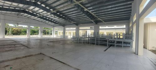 Các quầy hàng bên trong chợ Hòa Hiệp Bắc phủ bụi, nhiều bàn ghế, vật dụng được xếp ngổn ngang do công trình chưa được đưa vào hoạt động. Ảnh: TRỌNG HÙNG