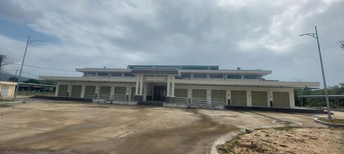 Chợ Hòa Hiệp Bắc được đầu tư xây dựng khang trang với hàng trăm gian ki-ốt, khu buôn bán rộng rãi, sạch sẽ cùng hệ thống điện, nước và hạ tầng kỹ thuật đồng bộ, tuy nhiên đến nay công trình vẫn chưa được đưa vào khai thác, sử dụng. Ảnh: TRỌNG HÙNG