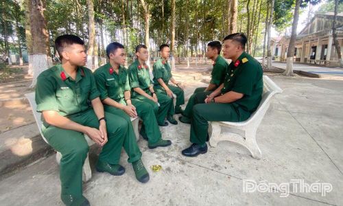 Chỉ huy đơn vị thường xuyên gặp gỡ, trò chuyện, nắm bắt tâm tư, định hướng tư tưởng, giúp chiến sĩ mới yên tâm rèn luyện.
