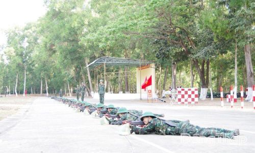 Vượt nắng thắng mưa, chiến sĩ mới say sưa luyện tập, thành thạo vũ khí trang bị.