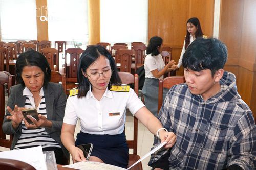 Cán bộ thuế hướng dẫn trực tiếp cho hộ kinh doanh tại hội nghị.