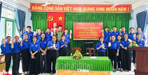 Cán bộ, đoàn viên, thanh niên xã Phước Hữu tham gia buổi sinh hoạt chính trị "Cử tri trẻ với ngày hội non sông".