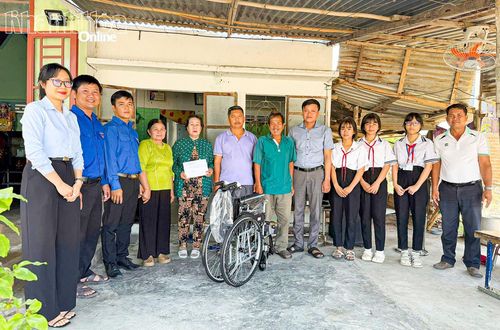 Liên đội Trường THCS Huỳnh Phước thực hiện công trình măng non "Trao tặng xe lăn cho cựu chiến binh".