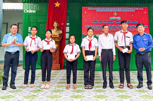 Đoàn xã Phước Hữu trao học bổng "Thắp sáng ước mơ" cho học sinh vượt khó vươn lên trong học tập.