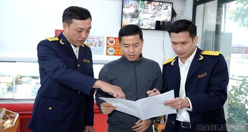 Cán bộ Thuế cơ sở 1 hướng dẫn người nộp thuế.