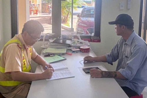 Tài xế xe tải làm việc tại cơ quan công an. Ảnh An Ninh