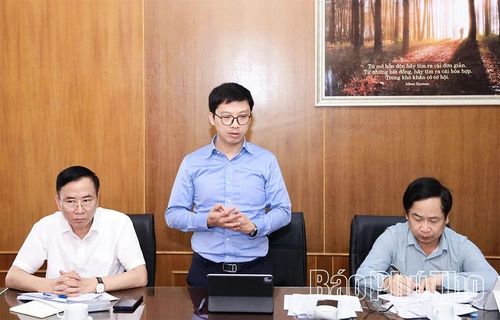 Lãnh đạo Văn phòng Tỉnh ủy phát biểu tại hội nghị.