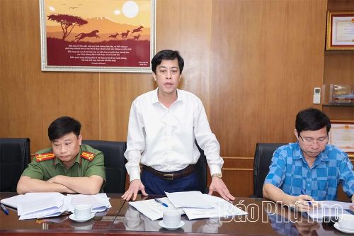 Lãnh đạo Báo và phát thanh, truyền hình Phú Thọ phát biểu tại hội nghị.