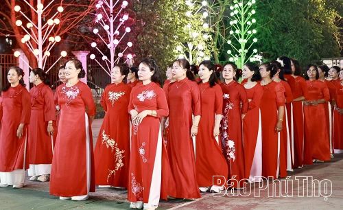 Tiết mục đồng diễn dân vũ của hội viên phụ nữ phường trong trang phục áo dài truyền thống.