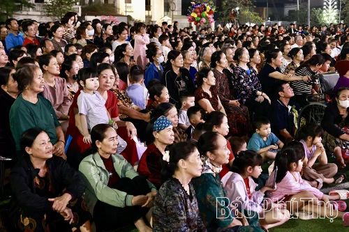 Hàng nghìn người dân thưởng thức các tiết mục văn nghệ đặc sắc.