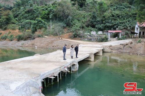 Cán bộ Phòng Kinh tế xã Mường Bang kiểm tra tiến độ dự án công trình giao thông khắc phục bão lũ.