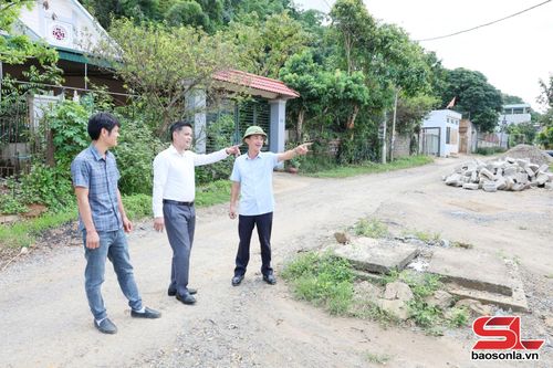 Cán bộ Phòng Kinh tế Mai Sơn nắm tình hình giải phóng mặt bằng tuyến đường nội thị trên địa bàn.