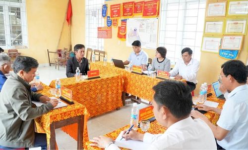 Người dân xã Chân Mây - Lăng Cô kiến nghị đến lãnh đạo xã tại một buổi tiếp dân