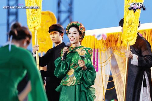 Tiết mục mang âm hưởng dân gian do ca sĩ Minh Ngọc thể hiện sáng tạo, thu hút gần 50.000 khán giả tại đêm nhạc Đấu Trường Sấm. (Ảnh NVCC)