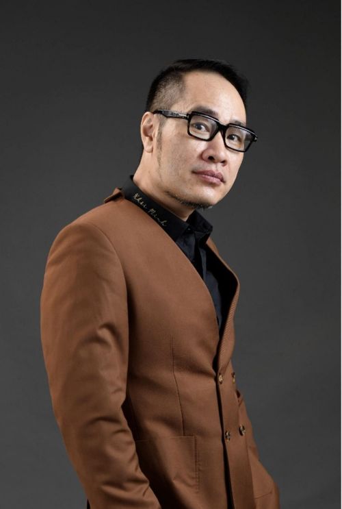 Khôi Minh tên thật là Nguyễn Mạnh Hà. Anh từng đoạt giải cuộc thi sáng tác văn học Tầm nhìn Thế kỷ 1999-2001 do Báo Tiền phong tổ chức.