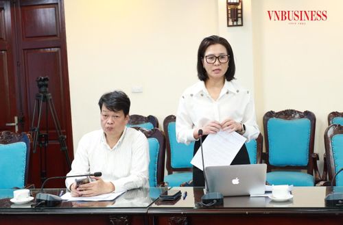 Thành viên Hội đồng bình chọn phát biểu tham gia góp ý tại phiên họp.