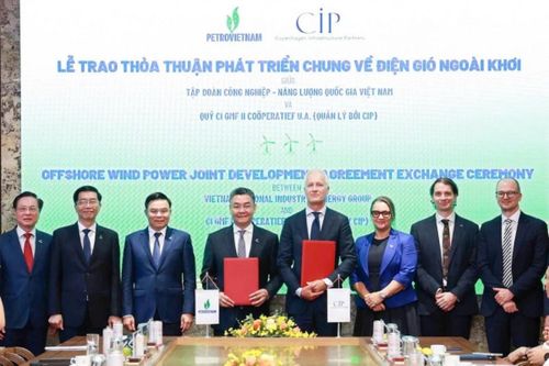Phó Tổng giám đốc Petrovietnam Lê Mạnh Cường và Thành viên HĐQT CIP Robert Helms trao thỏa thuận phát triển chung về điện gió ngoài khơi tháng 8/2025. Ảnh: PVN