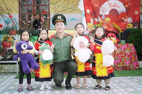 Với tình yêu trẻ em vùng cao anh và đồng đội đã tổ chức nhiều chương trình tại cơ sở.