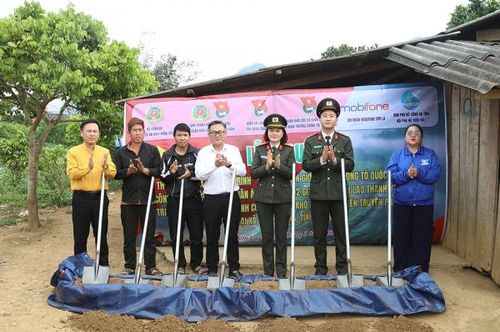 Ngoài vững về chuyên môn, Thượng úy Lê Cao Thiên còn thường xuyên tham gia các chương trình thiện nguyện về với vùng cao.