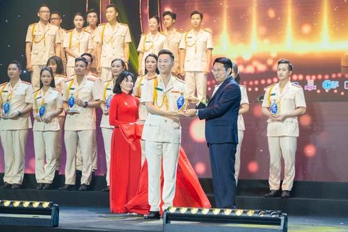 Hai lần liên tiếp Thượng úy Lê Cao Thiên đoạt Huy chương Vàng hạng mục “Phát thanh viên – Người dân chương trình truyền hình Công an nhân dân”.