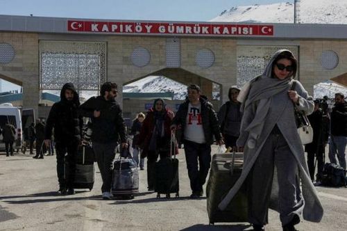 Một nhóm người nhập cảnh Thổ Nhĩ Kỳ từ biên giới Iran. Ảnh: Reuters