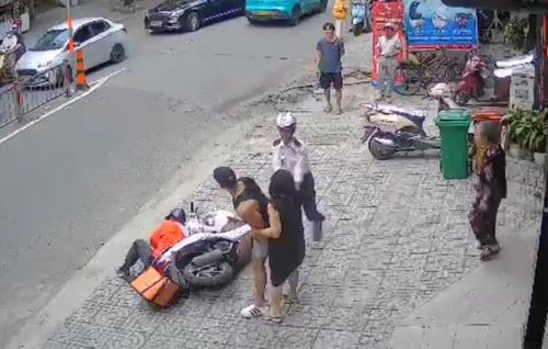 Sau đó, Trương Nguyên Huy đã được người dân căn ngăn.