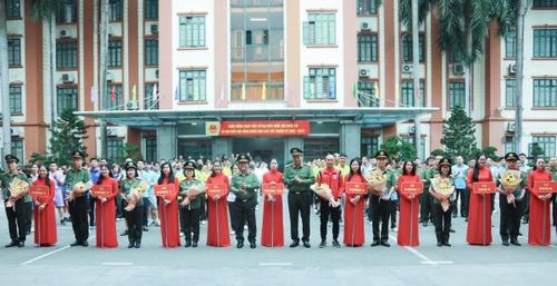 Ban Tổ chức tặng hoa các đội tham dự giải.