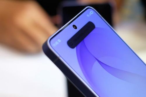 Privacy Display trên Galaxy S26 Ultra giúp bảo vệ các thông tin nhạy cảm “bất chợt”, ví dụ như thông báo tin nhắn hay số dư tài khoản.