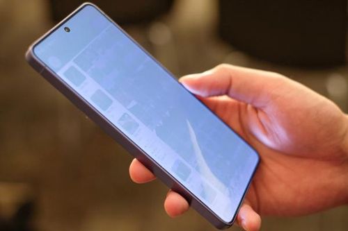 Privacy Display, đặc biệt với chế độ bảo vệ cao nhất, giúp người dùng tự tin sử dụng các ứng dụng như xem tài liệu, tin nhắn, phim ảnh… ngay cả khi ở ngoài khu vực công cộng.