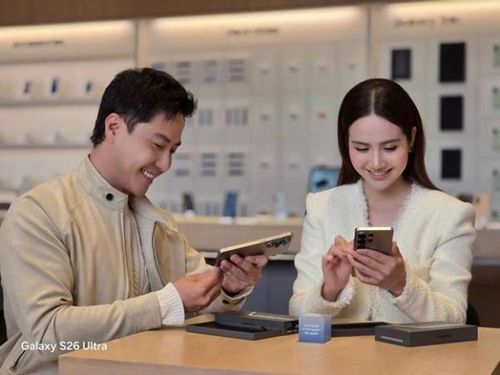 Diễn viên Huyền Lizzie và Thanh Sơn quan tâm đến tính năng Privacy Display trên Galaxy S26 Ultra.
