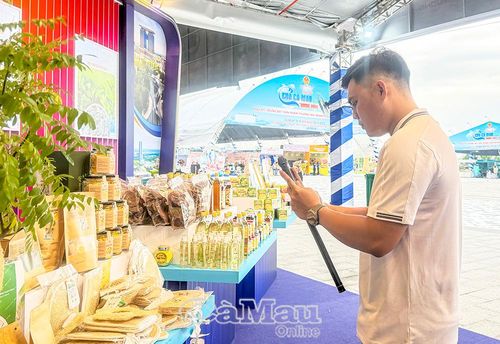 Hàng trăm sản phẩm OCOP được trưng bày tại Ngày hội Cua Cà Mau lần thứ II năm 2025.