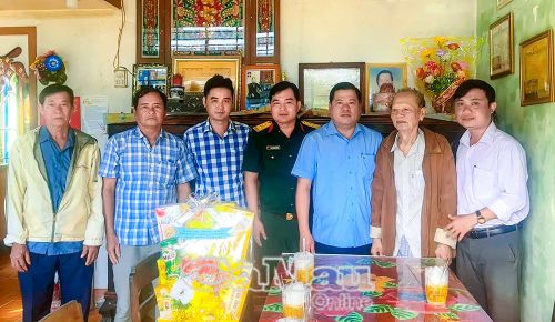 Ông Đặng Minh Pháp (thứ 3 từ phải sang), Chủ tịch UBND xã An Trạch, tặng quà cho hộ ông Lê Thanh Tâm, ấp Quyết Thắng gia đình người có công, nhân dịp tết Nguyên đán Bính Ngọ.