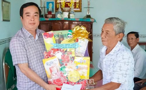 Ông Huỳnh Văn Thẳng (bìa trái), Bí thư Ðảng ủy, Chủ tịch HÐND xã, thăm, tặng quà gia đình ông Trần Hoài Nghĩa, người có công ở ấp Văn Ðức A, nhân dịp tết Nguyên đán Bính Ngọ.