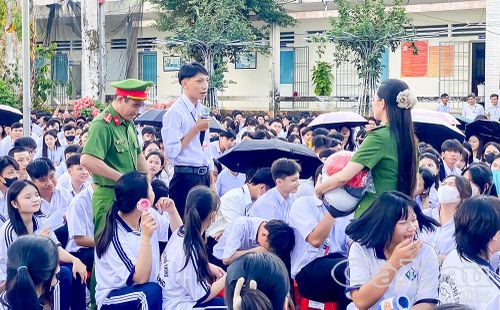 Công an xã Ðá Bạc tuyên truyền phòng, chống tác hại của ma túy tại Trường THPT Võ Thị Hồng.