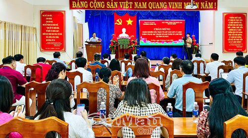 Các đại biểu trao đổi, thảo luận về thực tiễn vận hành chính quyền địa phương 2 cấp tại Cà Mau.