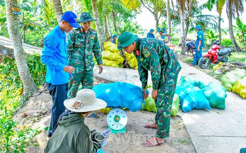 Chiến sĩ Bộ CHQS tỉnh Cà Mau cân từng bao bí rợ, bảo đảm thu mua đúng, đủ cho các hộ dân.