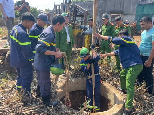 Lực lượng cứu nạn, cứu hộ tiếp cận dưới giếng sâu để đưa cháu bé lên bờ.