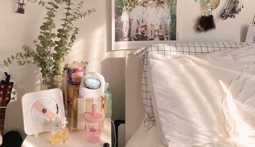 Khu vực đầu giường cần gọn gàng. (Ảnh: MXH).