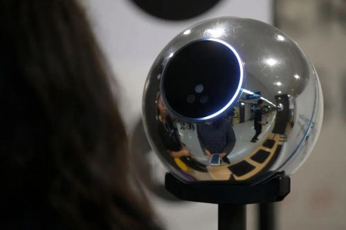 Thiết bị Orb của World dùng để quét mống mắt, tạo World ID. (Nguồn: Getty Images)